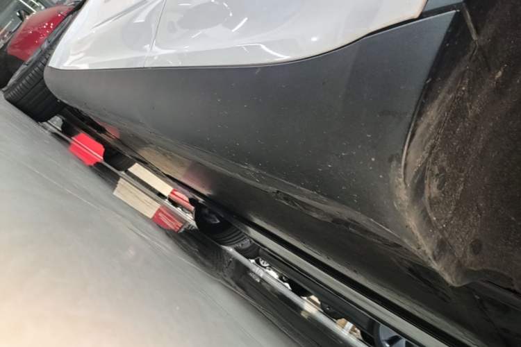 Used Tesla Model Y 2021 Long-Range All-Wheel-Drive Version 3D7 Left Side Sill