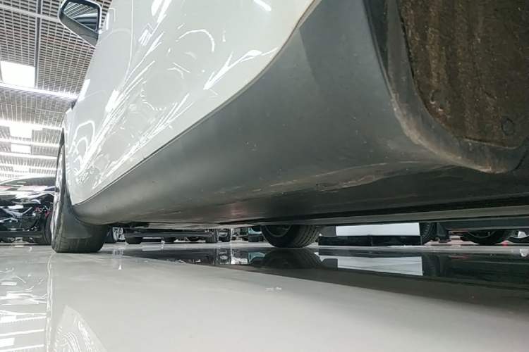 Used Tesla Model Y 2021 Standard Range Rear-Wheel Drive Version Left Side Sill