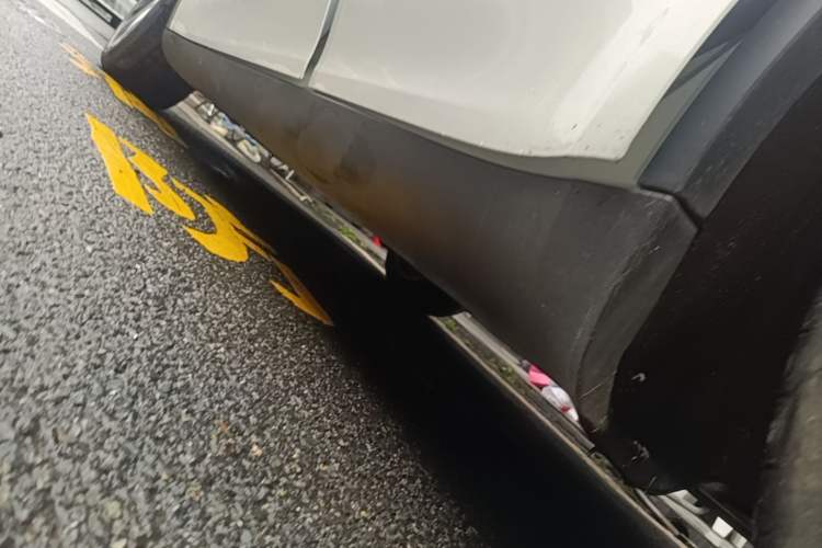 Used Tesla Model Y 2021 Long-Range All-Wheel-Drive Version Left Side Sill