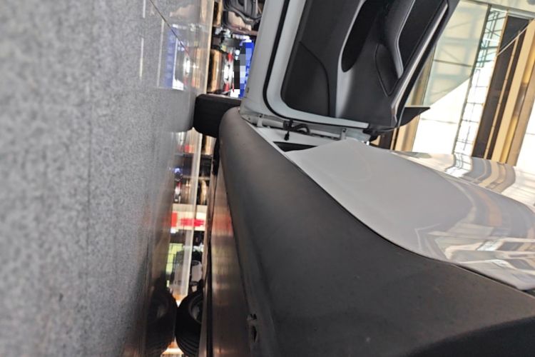 Used Tesla Model Y 2021 Standard Range Rear-Wheel Drive Version Left Side Sill