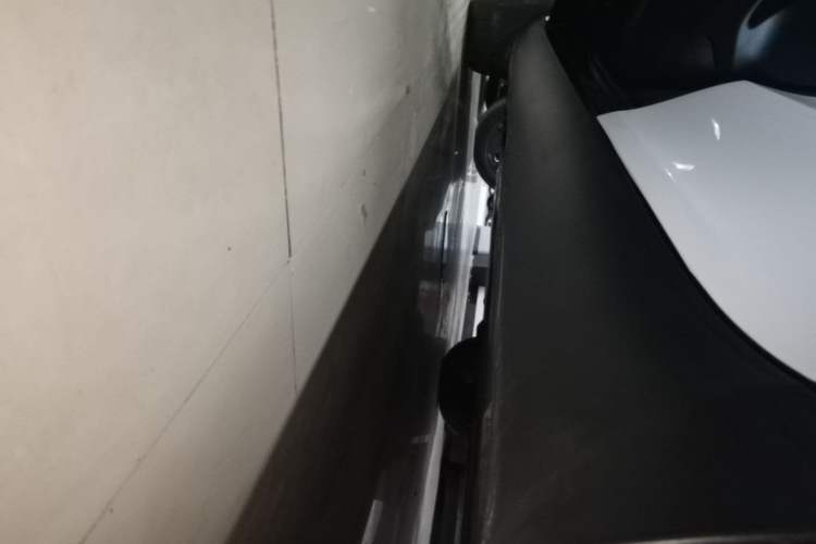 Used Tesla Model Y 2021 Long-Range All-Wheel-Drive Version Left Side Sill