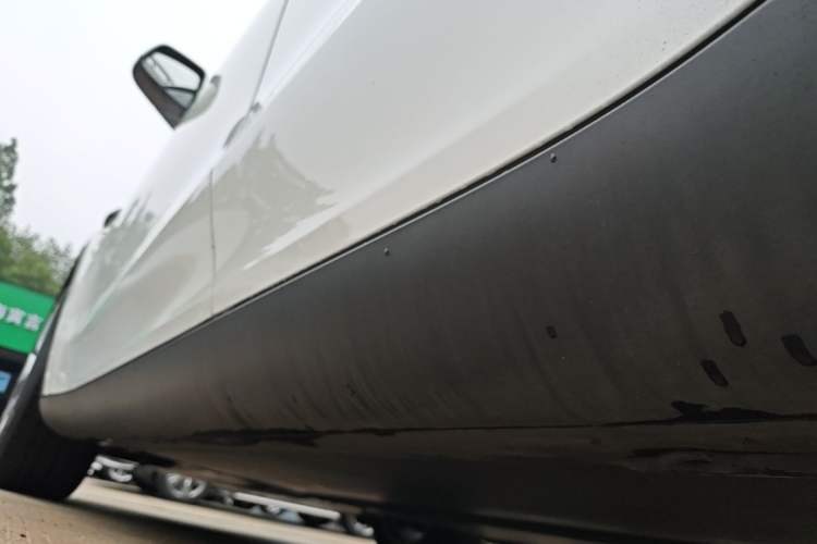 Used Tesla Model Y 2021 Standard Range Rear-Wheel Drive Version Left Side Sill