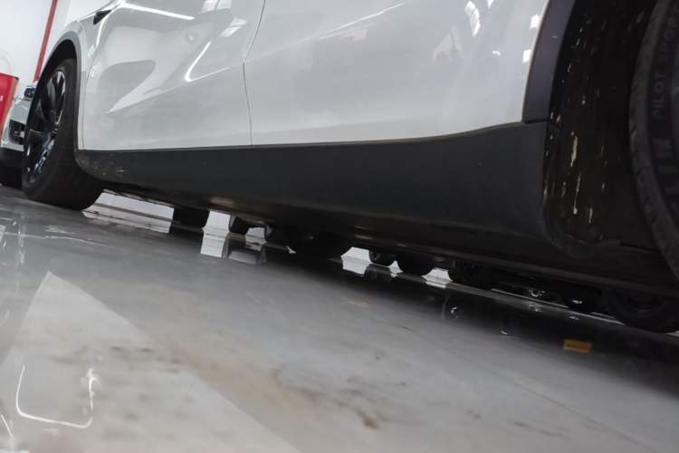 Used Tesla Model Y 2021 Long-Range All-Wheel-Drive Version Left Side Sill