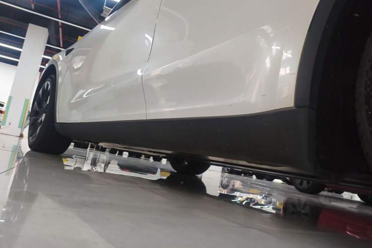 Used Tesla Model Y 2021 Long-Range All-Wheel-Drive Version 3D7 Left Side Sill