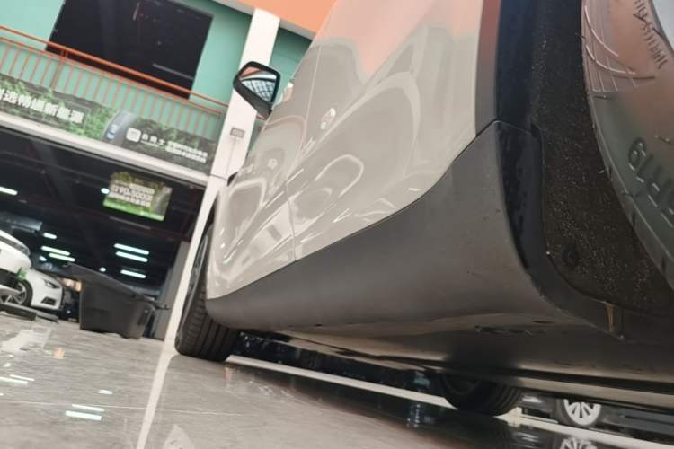 Used Tesla Model Y 2021 Standard Range Rear-Wheel Drive Version Left Side Sill