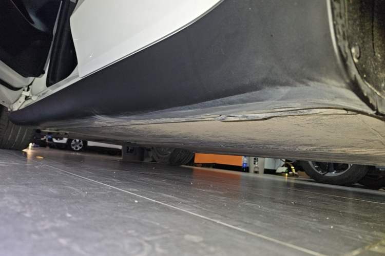 Used Tesla Model Y 2021 Standard Range Rear-Wheel Drive Version Left Side Sill