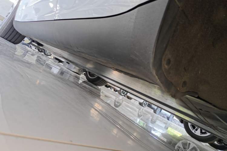 Used Tesla Model Y 2021 Long-Range All-Wheel-Drive Version Left Side Sill