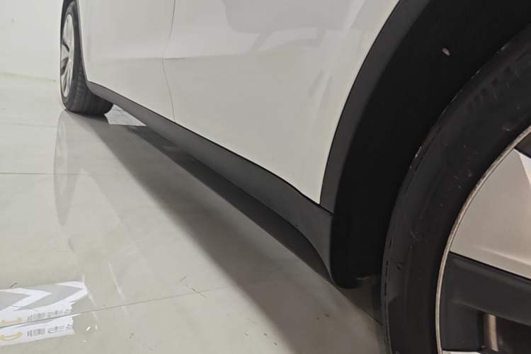 Used Tesla Model Y 2021 Standard Range Rear-Wheel Drive Version Left Side Sill