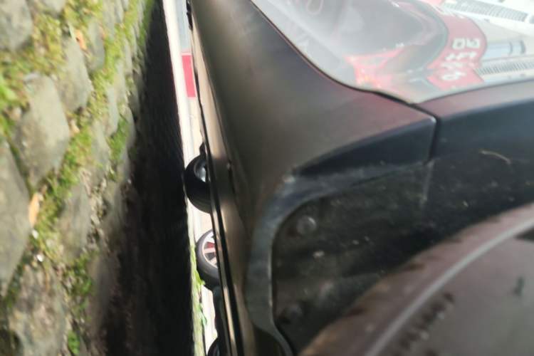 Used Tesla Model Y 2021 Long-Range All-Wheel-Drive Version 3D7 Left Side Sill