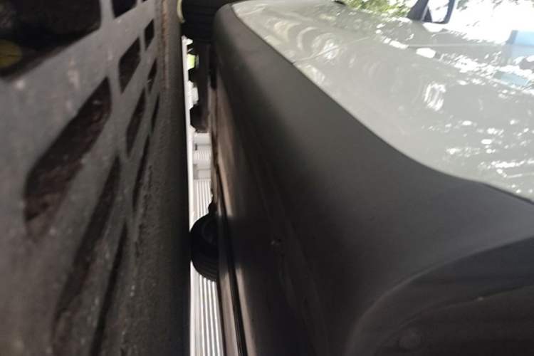Used Tesla Model Y 2021 Standard Range Rear-Wheel Drive Version Left Side Sill