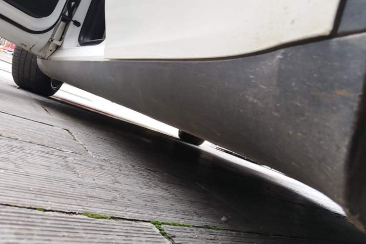 Used Tesla Model Y 2021 Standard Range Rear-Wheel Drive Version Left Side Sill