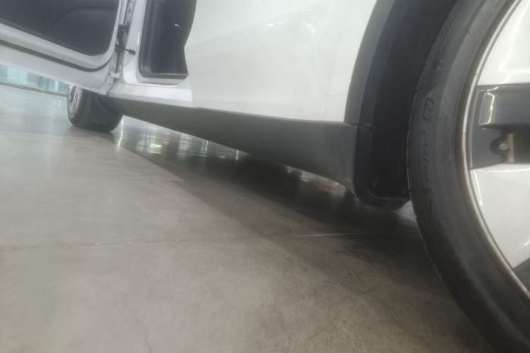 Used Tesla Model Y 2021 Standard Range Rear-Wheel Drive Version Left Side Sill
