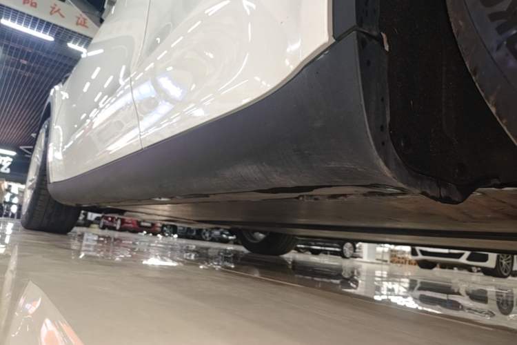 Used Tesla Model Y 2021 Long-Range All-Wheel-Drive Version Left Side Sill