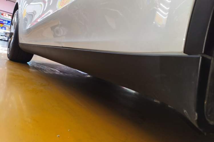 Used Tesla Model Y 2021 Long-Range All-Wheel-Drive Version Left Side Sill