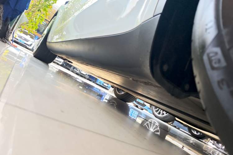 Used Tesla Model Y 2021 Standard Range Rear-Wheel Drive Version Left Side Sill