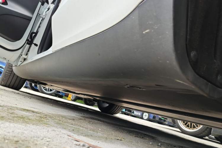 Used Tesla Model Y 2021 Long-Range All-Wheel-Drive Version 3D7 Left Side Sill