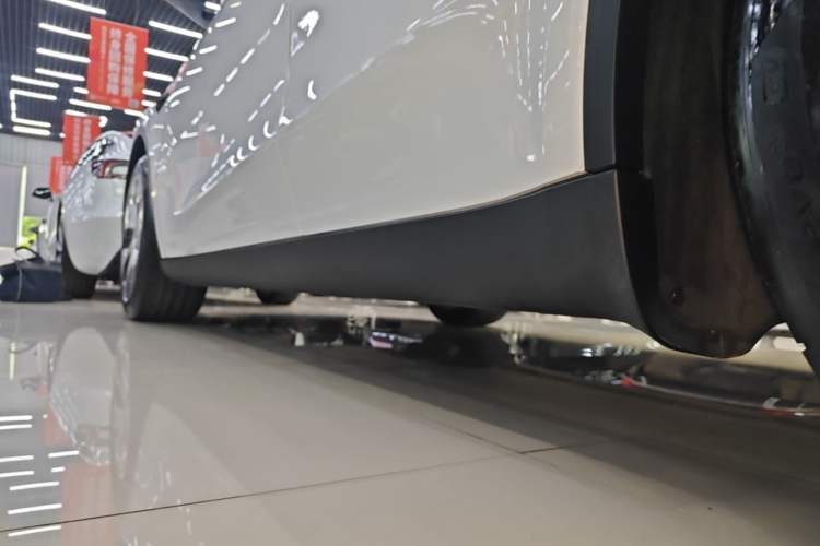 Used Tesla Model Y 2021 Standard Range Rear-Wheel Drive Version Left Side Sill