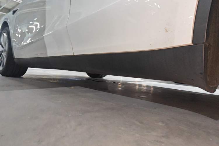 Used Tesla Model Y 2021 Standard Range Rear-Wheel Drive Version Left Side Sill