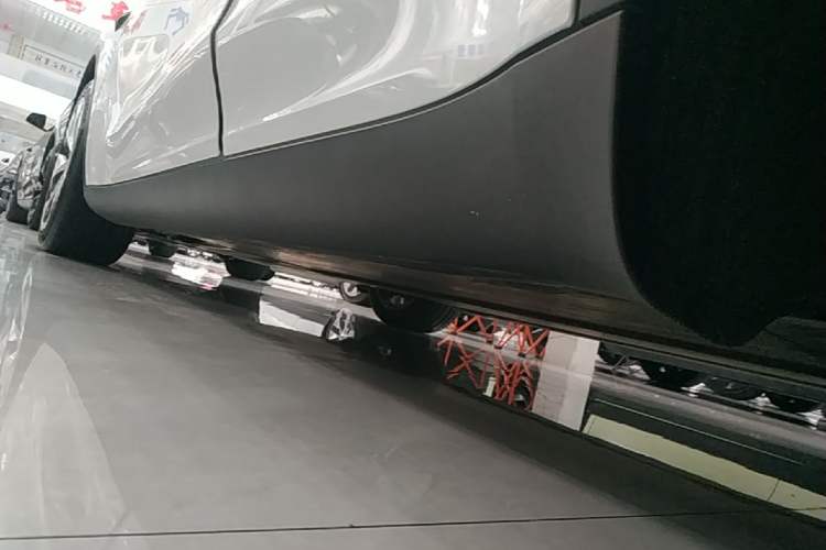 Used Tesla Model Y 2021 Long-Range All-Wheel-Drive Version Left Side Sill