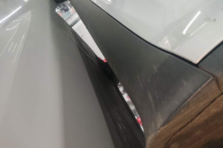 Used Tesla Model Y 2021 Standard Range Rear-Wheel Drive Version Left Side Sill