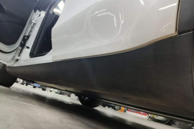Used Tesla Model Y 2021 Long-Range All-Wheel-Drive Version Left Side Sill