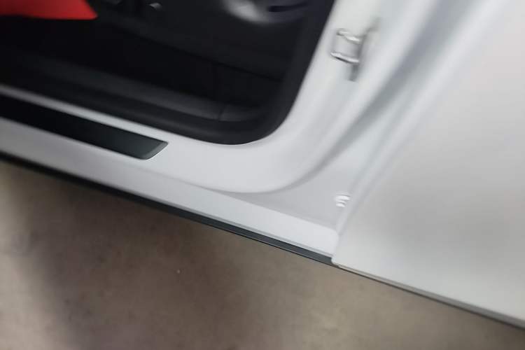 Used Tesla Model Y 2021 Long-Range All-Wheel-Drive Version 3D7 Left Side Sill