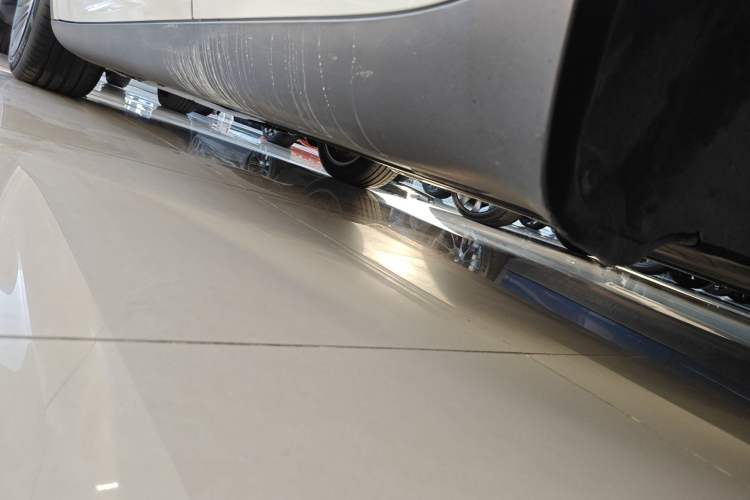 Used Tesla Model Y 2021 Long-Range All-Wheel-Drive Version Left Side Sill