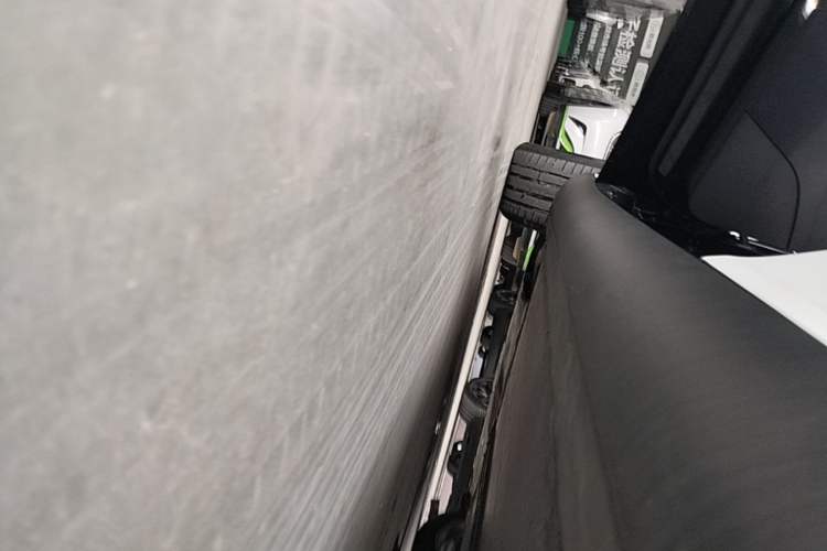 Used Tesla Model Y 2021 Standard Range Rear-Wheel Drive Version Left Side Sill
