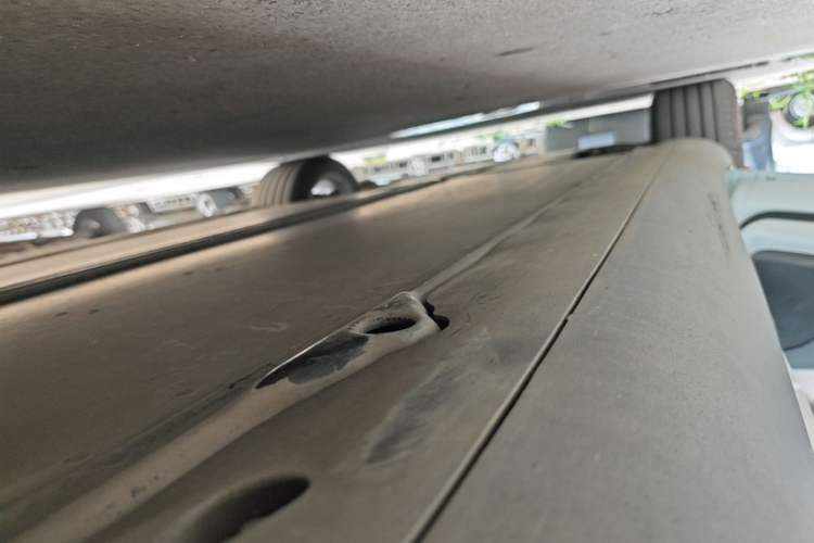 Used Tesla Model Y 2021 Standard Range Rear-Wheel Drive Version Left Side Sill