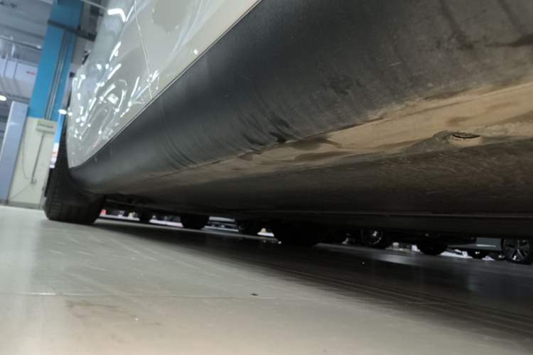 Used Tesla Model Y 2021 Long-Range All-Wheel-Drive Version Left Side Sill