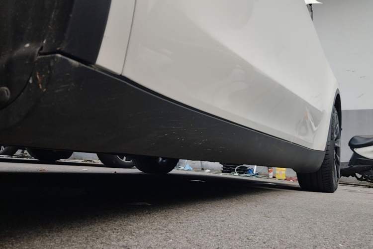 Used Tesla Model Y 2021 Long-Range All-Wheel-Drive Version 3D7 Left Side Sill