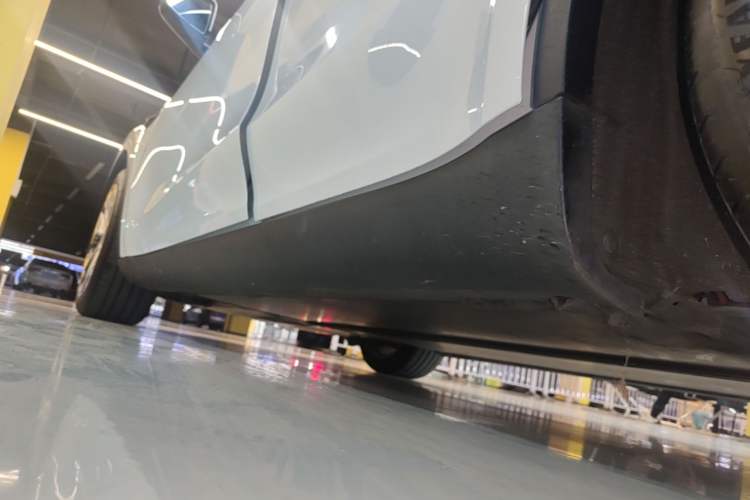 Used Tesla Model Y 2021 Long-Range All-Wheel-Drive Version Left Side Sill