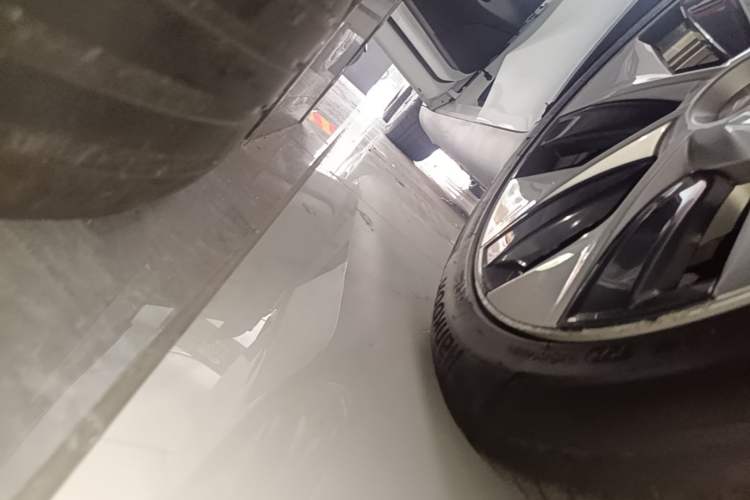Used Tesla Model Y 2021 Long-Range All-Wheel-Drive Version Left Side Sill