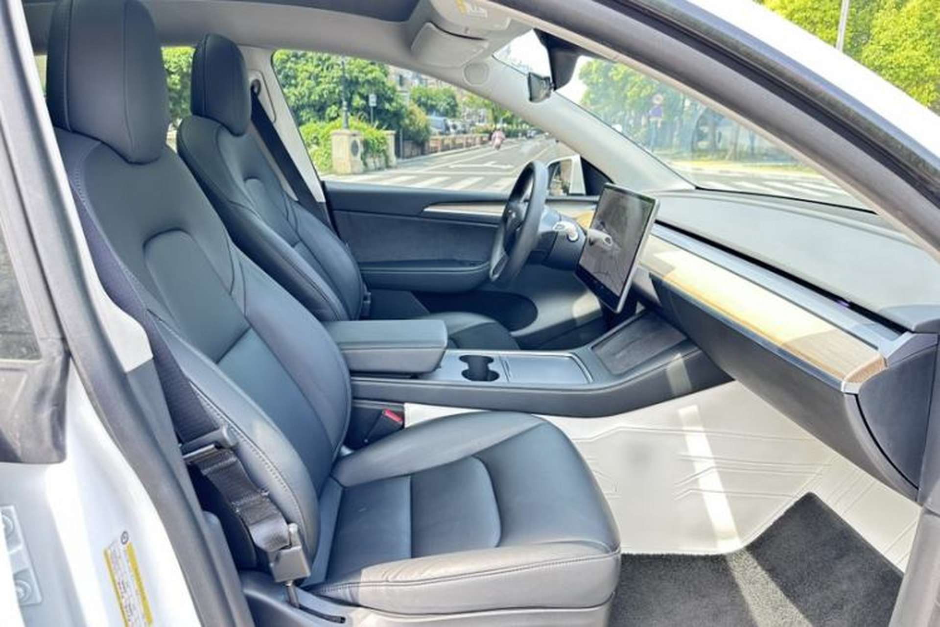 Used Tesla Model Y 2021 Standard Range Rear-Wheel Drive Version Right Front Seat