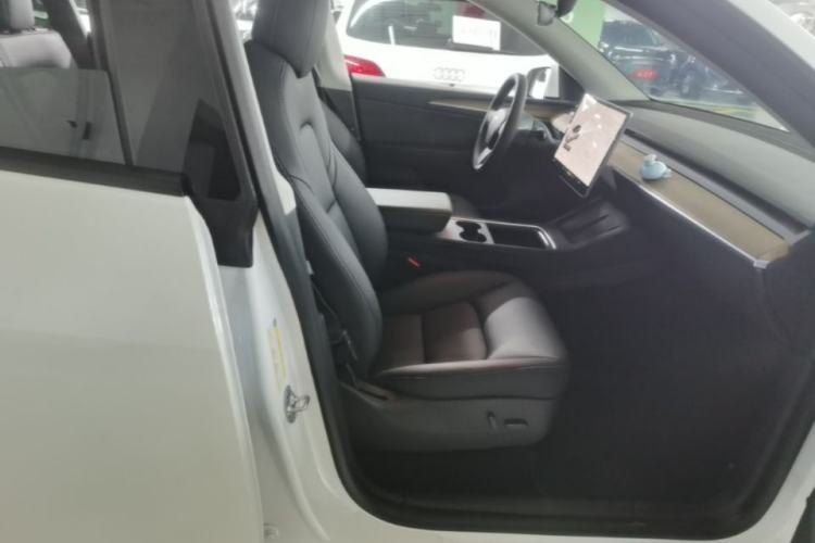 Used Tesla Model Y 2021 Standard Range Rear-Wheel Drive Version Right Front Seat