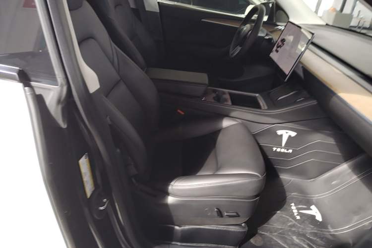 Used Tesla Model Y 2021 Standard Range Rear-Wheel Drive Version Right Front Seat