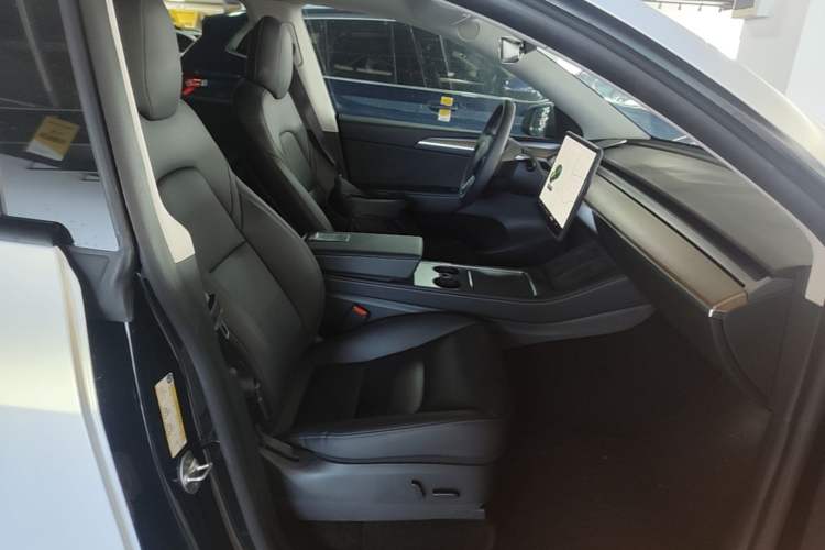Used Tesla Model Y 2021 Standard Range Rear-Wheel Drive Version Right Front Seat