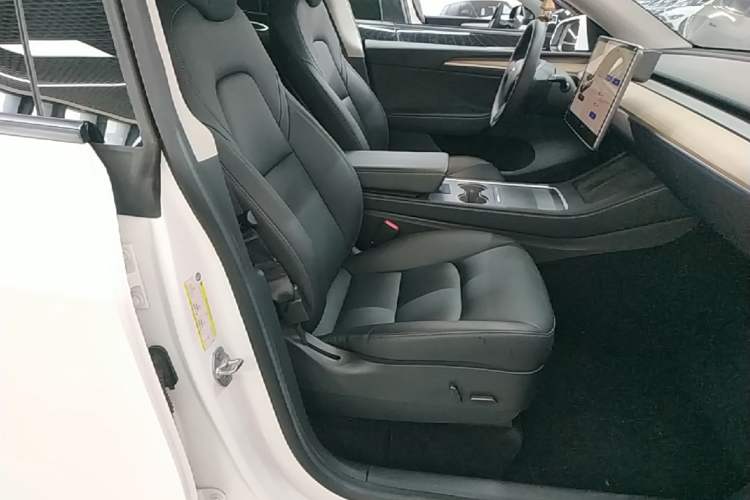 Used Tesla Model Y 2021 Standard Range Rear-Wheel Drive Version Right Front Seat