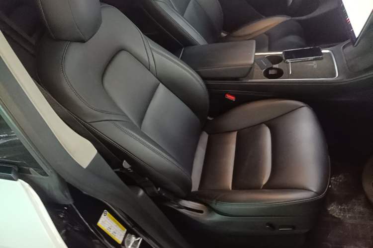 Used Tesla Model Y 2021 Standard Range Rear-Wheel Drive Version Right Front Seat