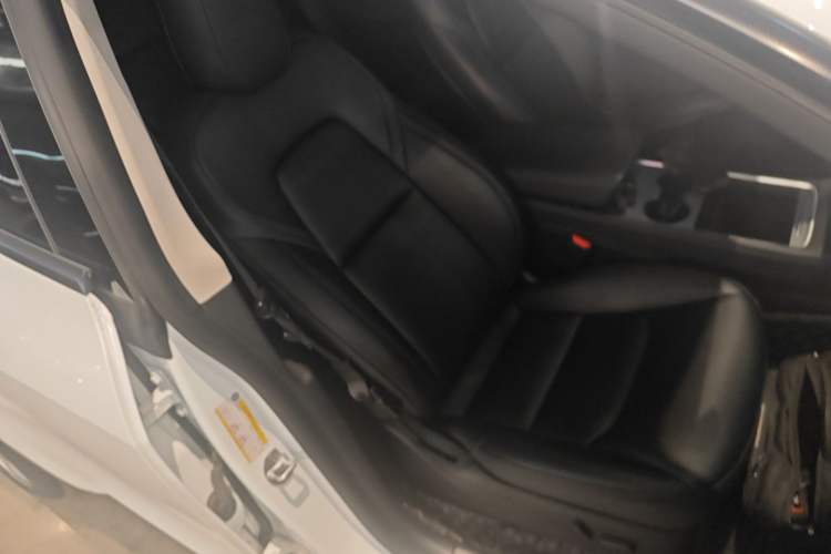 Used Tesla Model Y 2021 Standard Range Rear-Wheel Drive Version Right Front Seat