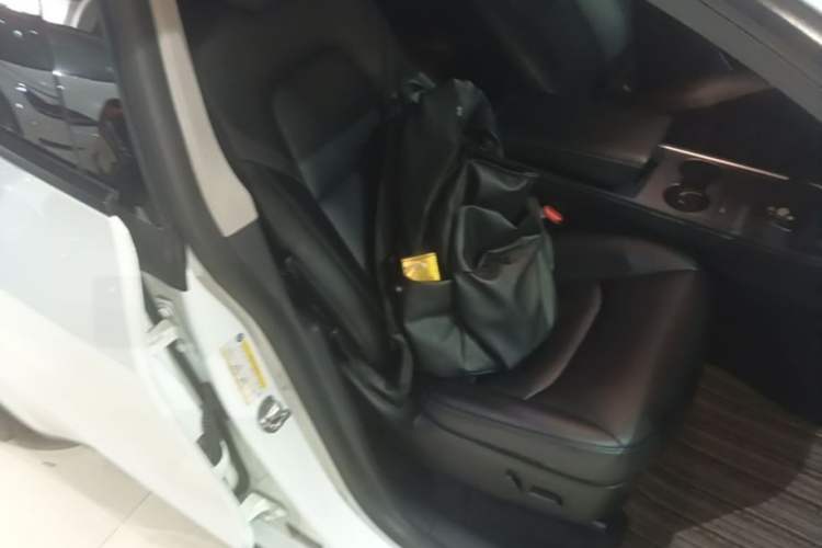 Used Tesla Model Y 2021 Standard Range Rear-Wheel Drive Version Right Front Seat