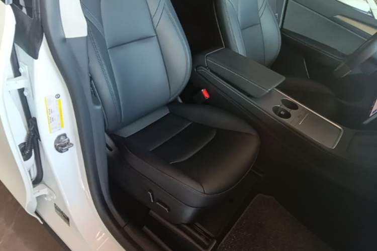 Used Tesla Model Y 2021 Standard Range Rear-Wheel Drive Version Right Front Seat