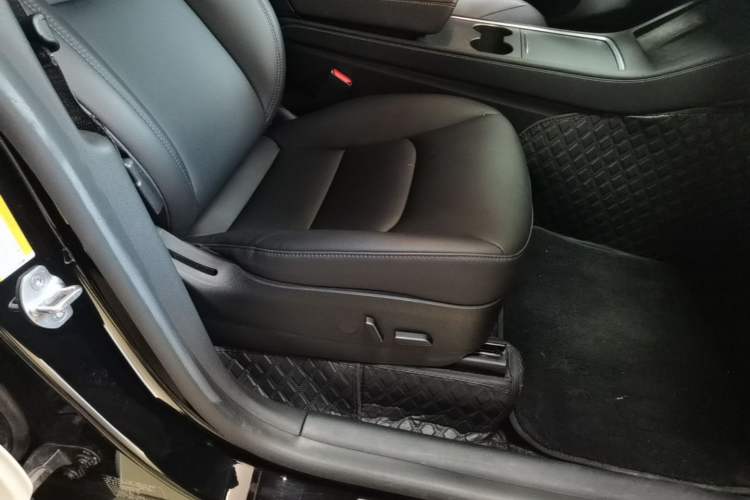 Used Tesla Model Y 2021 Standard Range Rear-Wheel Drive Version Right Front Seat
