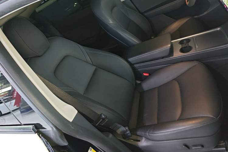 Used Tesla Model Y 2021 Standard Range Rear-Wheel Drive Version Right Front Seat