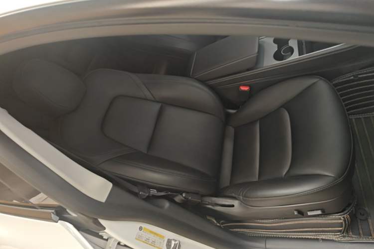 Used Tesla Model Y 2021 Standard Range Rear-Wheel Drive Version Right Front Seat