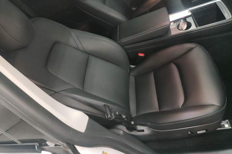 Used Tesla Model Y 2021 Standard Range Rear-Wheel Drive Version Right Front Seat