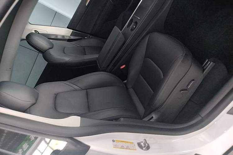 Used Tesla Model Y 2021 Standard Range Rear-Wheel Drive Version Right Front Seat