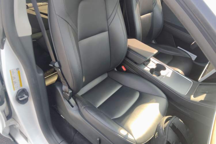 Used Tesla Model Y 2021 Standard Range Rear-Wheel Drive Version Right Front Seat