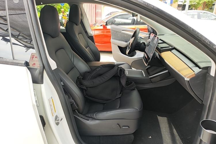 Used Tesla Model Y 2021 Standard Range Rear-Wheel Drive Version Right Front Seat