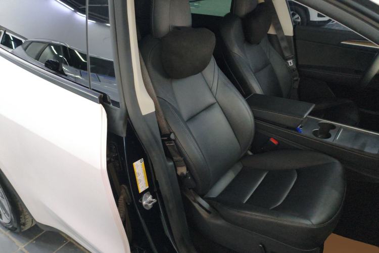 Used Tesla Model Y 2021 Standard Range Rear-Wheel Drive Version Right Front Seat